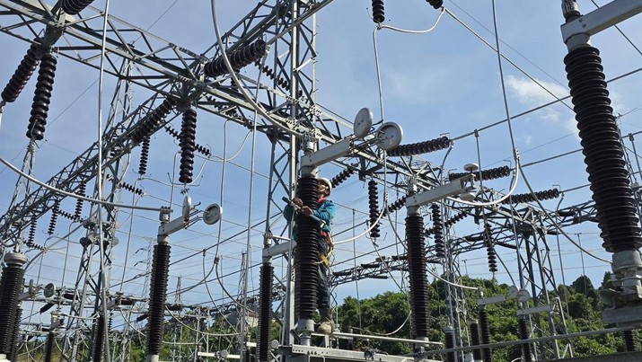 Petugas PLN tengah mengecek kesiapan Gardu Induk bertegangan 150 kilovolt (kV) yang akan memasok operasional smelter milik Antam di Kolaka, Sulawesi Tenggara. (Dok: PT PLN (Persero)