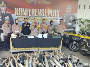 Ratusan Knalpot Brong Hasil Operasi Zebra di Kota Malang Dimusnahkan