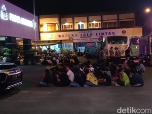 25 Suporter Gresik United Masih Diperiksa di Polres Lamongan