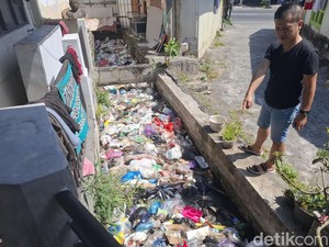 Jorok! Saluran Air di Plumbon Bantul Berbulan-bulan Penuh Sampah
