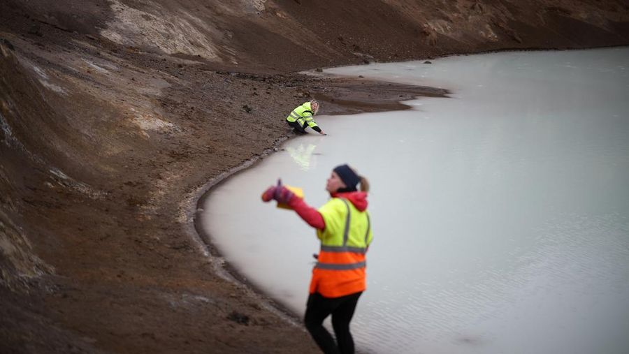 Seorang turis berenang di danau kawah Viti di gunung berapi Askja di Taman Nasional Vatnajokull, Islandia. (REUTERS/Stoyan Nenov)