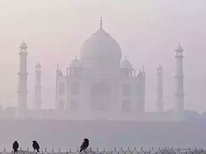 Polusi India Memburuk, Taj Mahal Terlihat Bagai Bayangan Hitam