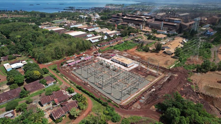 Tampilan udara Gardu Induk dan Jaringan Transmisi PLN bertegangan 150 kilovolt (kV) yang menyalurkan pasokan listrik sebesar 150 MVA ke smelter Antam di Kolaka, Sulawesi Tenggara. (Dok: PT PLN (Persero)