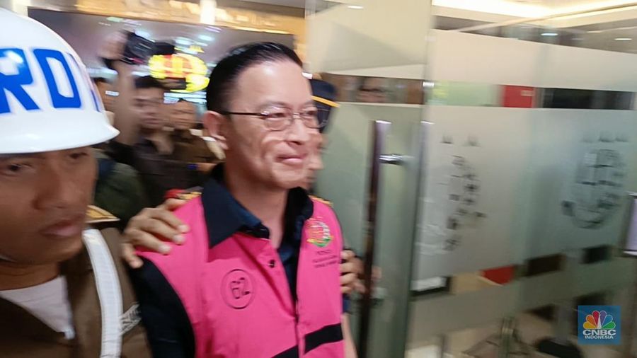 Tom Lembong memakai rompi ping pasca ditetapkan kejagung sebagai tersangka kasus korupsi impor gula 2015-2016. (վ/Rosseno Aji Nugroho)