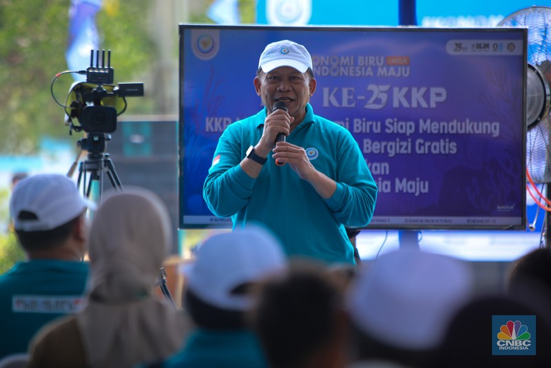 Wakil Menteri Kelautan dan Perikanan, Didit Herdiawan menyatap hidangan makan bergizi gratis (MBG) bersama siswa SD saat acara HUT ke-25 KKP di Pulau Untung Jawa, Kepulauan Seribu, Jakarta, Selasa (29/10/2024). Wakil Menteri Kelautan dan Perikanan, Didit Herdiawan menyatap hidangan makan bergizi gratis (MBG) bersama siswa SD saat acara HUT ke-25 KKP di Pulau Untung Jawa, Kepulauan Seribu, Jakarta, Selasa (29/10/2024). (CNBC Indonesia/Faisal Rahman)