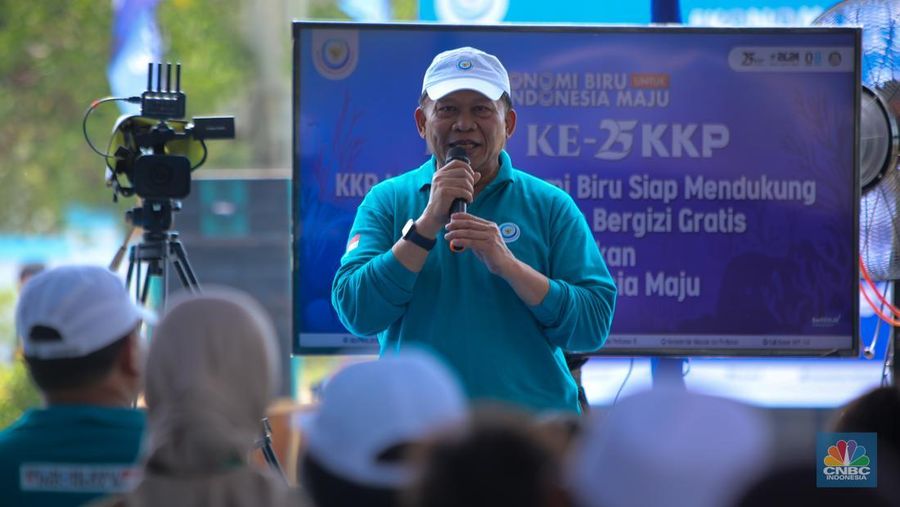 Wakil Menteri Kelautan dan Perikanan, Didit Herdiawan menyatap hidangan makan bergizi gratis (MBG) bersama siswa SD saat acara HUT ke-25 KKP di Pulau Untung Jawa, Kepulauan Seribu, Jakarta, Selasa (29/10/2024). (CNBC Indonesia/Faisal Rahman)