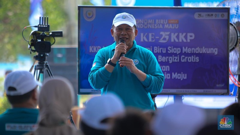 Wakil Menteri Kelautan dan Perikanan, Didit Herdiawan menyatap hidangan makan bergizi gratis (MBG) bersama siswa SD saat acara HUT ke-25 KKP di Pulau Untung Jawa, Kepulauan Seribu, Jakarta, Selasa (29/10/2024). (CNBC Indonesia/Faisal Rahman)