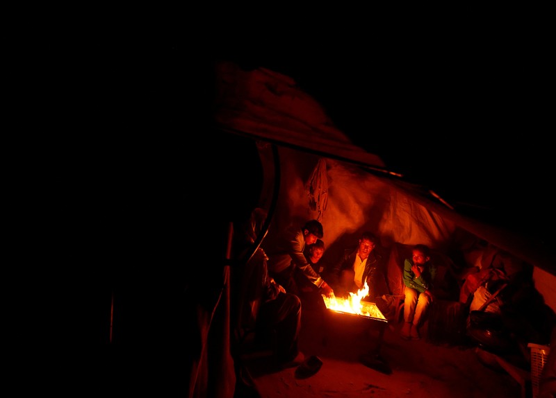 Warga Palestina yang mengungsi menyalakan api di tenda mereka saat mereka tinggal di pemakaman, di tengah konflik Israel-Hamas, di Khan Younis, di Jalur Gaza selatan, 27 Oktober 2024. Warga Palestina yang mengungsi menyalakan api di tenda mereka saat mereka tinggal di pemakaman, di tengah konflik Israel-Hamas, di Khan Younis, di Jalur Gaza selatan, 27 Oktober 2024. (REUTERS/Mohammed Salem)