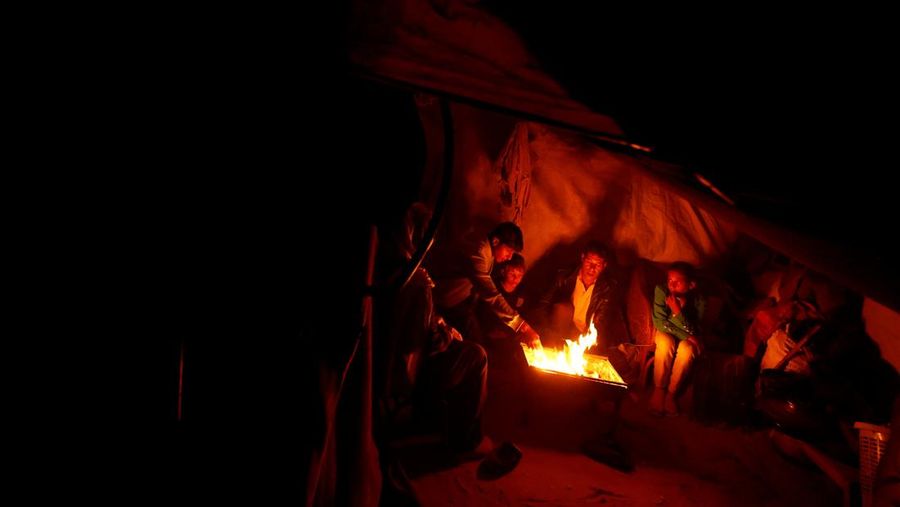 Warga Palestina yang mengungsi menyalakan api di tenda mereka saat mereka tinggal di pemakaman, di tengah konflik Israel-Hamas, di Khan Younis, di Jalur Gaza selatan, 27 Oktober 2024. (REUTERS/Mohammed Salem)