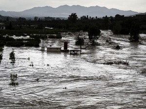 Detik-detik Petugas Evakuasi Anak yang Terjebak Banjir Pakai Helikopter