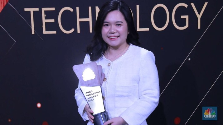 Chief Business Development Officer HashMicro, Lusiana Lu menerima penghargaan Best Software Solution dalam Road To CNBC Indonesia Awards 2024, Jakarta, Rabu (30/10/2024). (CNBC Indonesia/Muhammad Sabki)