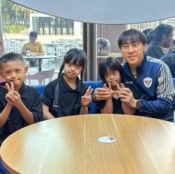 Saat Coach Shin Tae-yong Berbagi Kebahagiaan Bareng Anak Down Syndrome