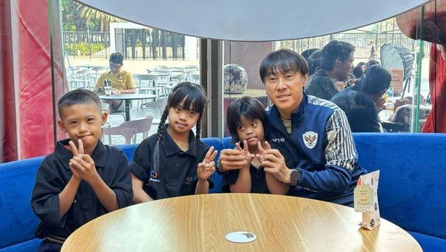 Saat Coach Shin Tae-yong Berbagi Kebahagiaan Bareng Anak Down Syndrome