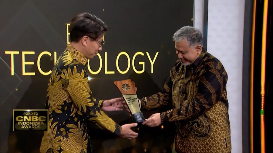 Founder & Group CEO PT Venteny Fortuna International Tbk , Jun Waide menerima penghargaan Best Innovative Platform for Employee Welfare dalam Road To CNBC Indonesia Awards 2024, Jakarta, Rabu (30/10/2024). (CNBC Indonesia TV)