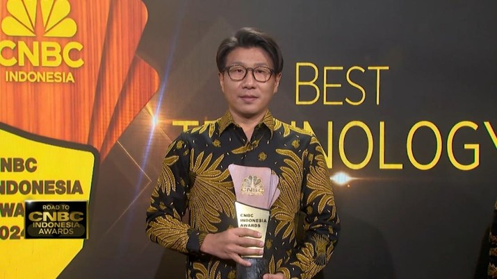 Founder & Group CEO PT Venteny Fortuna International Tbk , Jun Waide menerima penghargaan Best Innovative Platform for Employee Welfare dalam Road To CNBC Indonesia Awards 2024, Jakarta, Rabu (30/10/2024). (CNBC Indonesia TV)