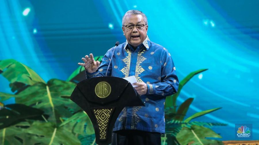 Guber Bank Indonesia (BI), Perry Warjiyo menyampaikan sambutan saat Opening Ceremony Indonesia Sharia Economic Festival (ISEF) di Jakarta Convention Center, Jakarta, Rabu (30/10/2024). (CNBC Indonesia/Faisal Rahman)