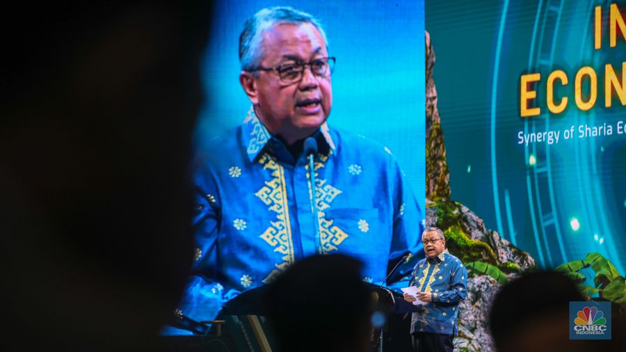 Guber Bank Indonesia (BI), Perry Warjiyo menyampaikan sambutan saat Opening Ceremony Indonesia Sharia Economic Festival (ISEF) di Jakarta Convention Center, Jakarta, Rabu (30/10/2024).