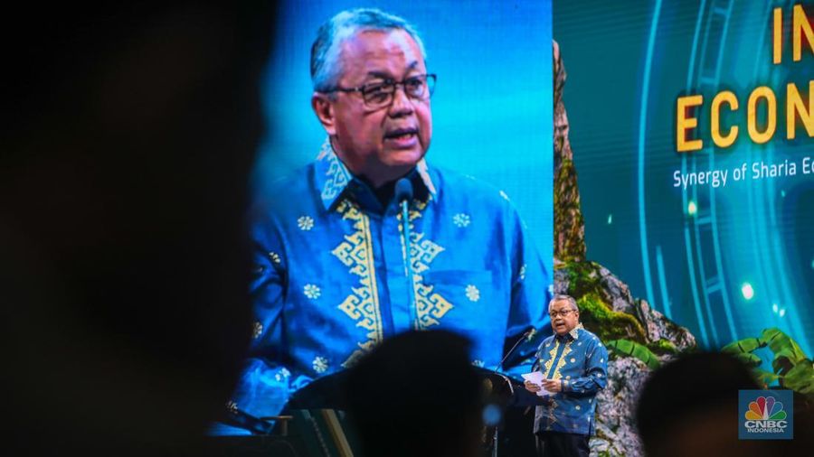 Guber Bank Indonesia (BI), Perry Warjiyo menyampaikan sambutan saat Opening Ceremony Indonesia Sharia Economic Festival (ISEF) di Jakarta Convention Center, Jakarta, Rabu (30/10/2024). (CNBC Indonesia/Faisal Rahman)