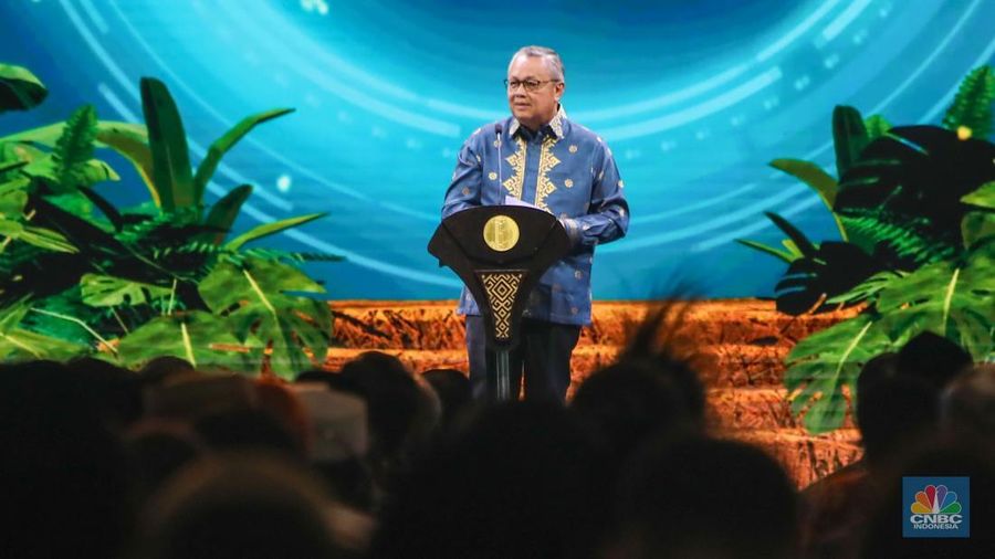 Guber Bank Indonesia (BI), Perry Warjiyo menyampaikan sambutan saat Opening Ceremony Indonesia Sharia Economic Festival (ISEF) di Jakarta Convention Center, Jakarta, Rabu (30/10/2024). (²©²ÊÍøÕ¾/Faisal Rahman)