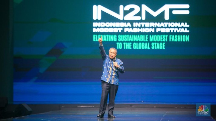 Gubernur Bank Indonesia (BI) Perry Warjiyo dalam acara Indonesia International Modest Fashion Festival (IN2MF) di Jakarta Convention Center (JCC), Senayan, Jakarta, Rabu (30/10/2024). (CNBC Indoensia/Faisal Rahman)