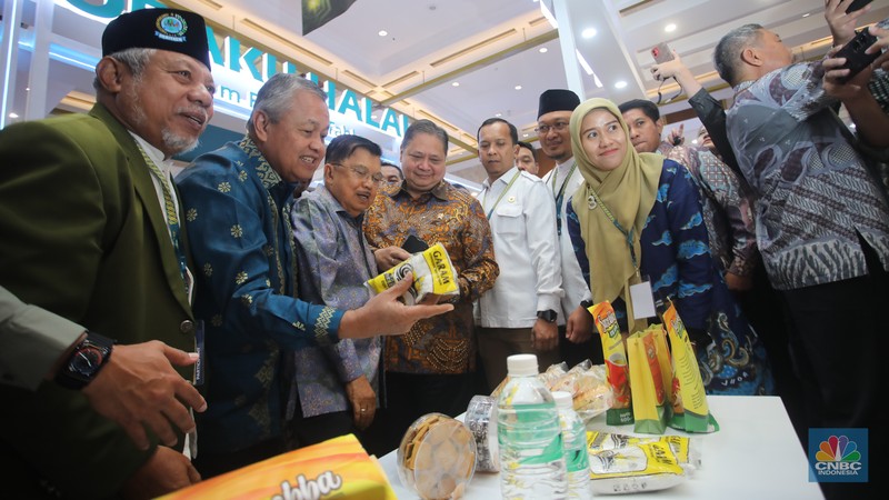 Pengunjung melihat produk UMKM yang dijual dalam acara Indonesia Sharia Economic Festival (ISEF) di Jakarta Convention Center, Jakarta, Rabu (30/10/2024). Pengunjung melihat produk UMKM yang dijual dalam acara Indonesia Sharia Economic Festival (ISEF) di Jakarta Convention Center, Jakarta, Rabu (30/10/2024). (CNBC Indonesia/Faisal Rahman)