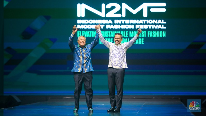 Model tampil mengenakan busana karya fesyen desainer dalam acara Indonesia International Modest Fashion Festival (IN2MF) di Jakarta Convention Center (JCC), Senayan, Jakarta, Rabu (30/10/2024). (CNBC Indonesia/Faisal Rahman) Model tampil mengenakan busana karya fesyen desainer dalam acara Indonesia International Modest Fashion Festival (IN2MF) di Jakarta Convention Center (JCC), Senayan, Jakarta, Rabu (30/10/2024). (CNBC Indonesia/Faisal Rahman)