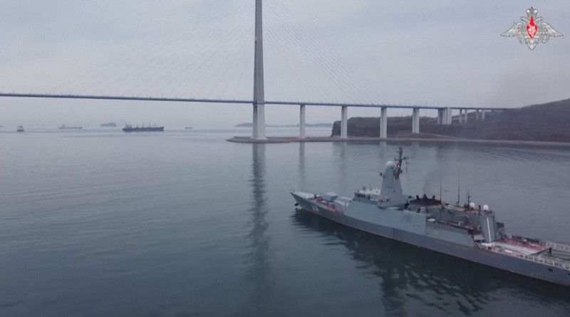 Gambar diam dari video yang dirilis oleh Kementerian Pertahanan Rusia menunjukkan kapal perang Rusia selama latihan angkatan laut staf dan komando strategis 