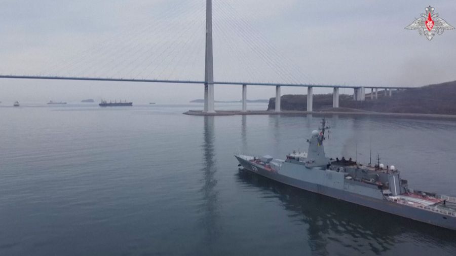 Gambar diam dari video yang dirilis oleh Kementerian Pertahanan Rusia menunjukkan kapal perang Rusia selama latihan angkatan laut staf dan komando strategis 