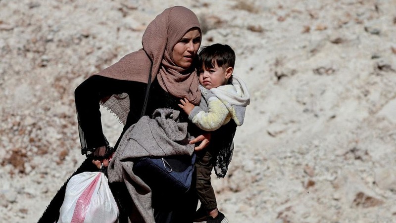 Lebih dari 100 ribu warga Lebanon telah melintasi perbatasan menuju Suriah dalam dua pekan terakhir, di tengah serangan Israel. (REUTERS/Mohamed Abd El Ghany)
