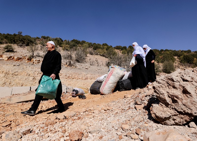 Lebih dari 100 ribu warga Lebanon telah melintasi perbatasan menuju Suriah dalam dua pekan terakhir, di tengah serangan Israel. (REUTERS/Mohamed Abd El Ghany) Lebih dari 100 ribu warga Lebanon telah melintasi perbatasan menuju Suriah dalam dua pekan terakhir, di tengah serangan Israel. (REUTERS/Mohamed Abd El Ghany)