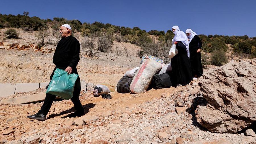 Lebih dari 100 ribu warga Lebanon telah melintasi perbatasan menuju Suriah dalam dua pekan terakhir, di tengah serangan Israel. (REUTERS/Mohamed Abd El Ghany)