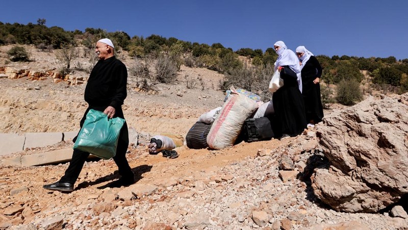 Lebih dari 100 ribu warga Lebanon telah melintasi perbatasan menuju Suriah dalam dua pekan terakhir, di tengah serangan Israel. (REUTERS/Mohamed Abd El Ghany)