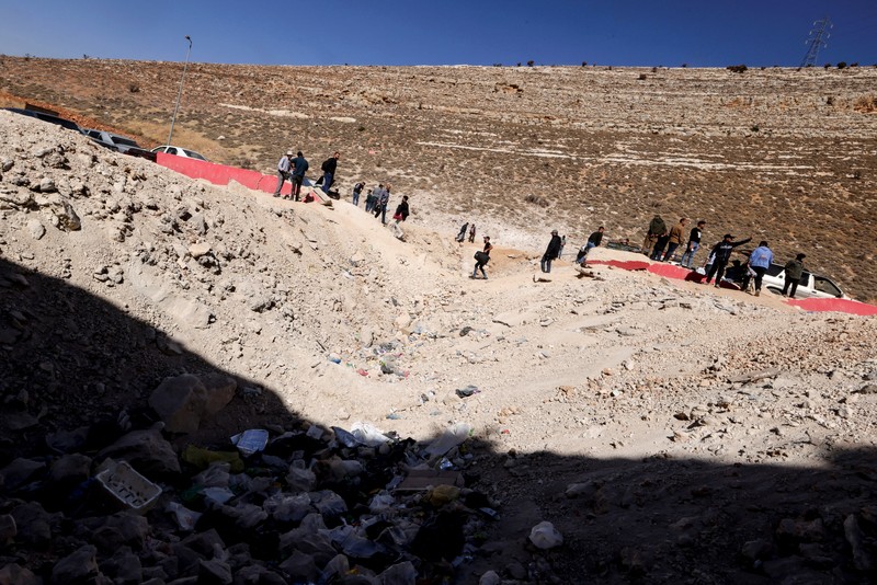 Lebih dari 100 ribu warga Lebanon telah melintasi perbatasan menuju Suriah dalam dua pekan terakhir, di tengah serangan Israel. (REUTERS/Mohamed Abd El Ghany) Lebih dari 100 ribu warga Lebanon telah melintasi perbatasan menuju Suriah dalam dua pekan terakhir, di tengah serangan Israel. (REUTERS/Mohamed Abd El Ghany)