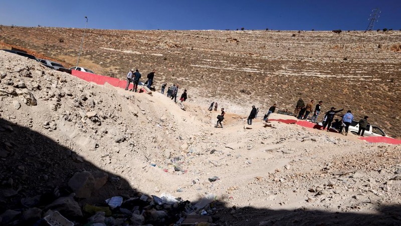 Lebih dari 100 ribu warga Lebanon telah melintasi perbatasan menuju Suriah dalam dua pekan terakhir, di tengah serangan Israel. (REUTERS/Mohamed Abd El Ghany)