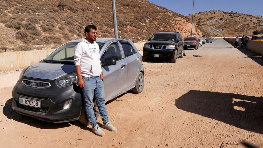 Lebih dari 100 ribu warga Lebanon telah melintasi perbatasan menuju Suriah dalam dua pekan terakhir, di tengah serangan Israel. (REUTERS/Mohamed Abd El Ghany)