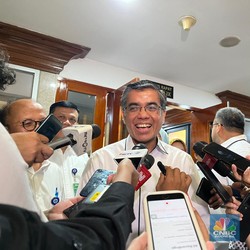 Bukan Serbuan Baju Impor, Ini Penyebab Kejatuhan Sritex Versi Menaker