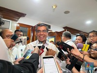 Bukan Serbuan Baju Impor, Ini Penyebab Kejatuhan Sritex Versi Menaker