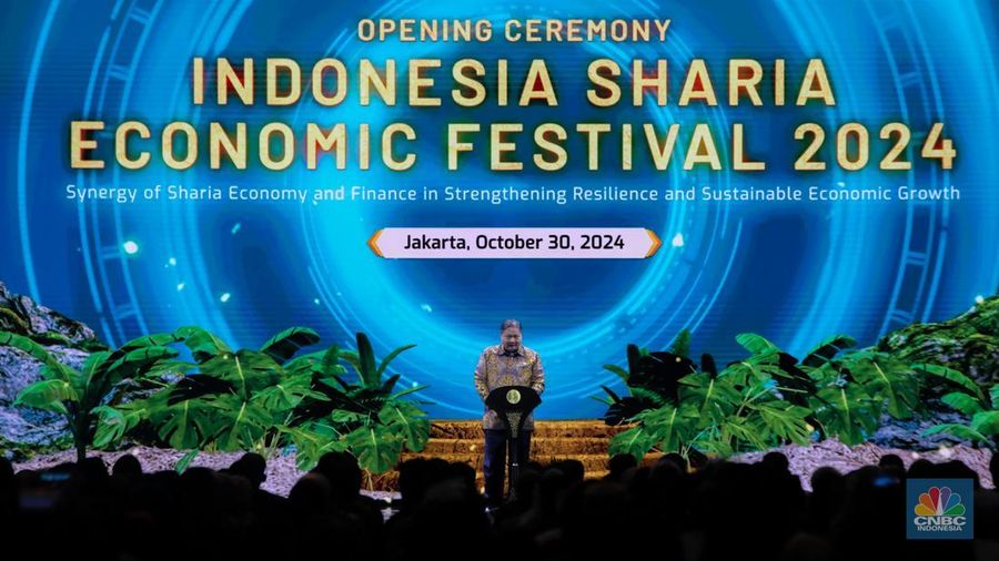 Menko Perekonomian, Airlangga Hartarto menyampaikan sambutan saat Opening Ceremony Indonesia Sharia Economic Festival (ISEF) di Jakarta Convention Center, Jakarta, Rabu (30/10/2024). (վ/Faisal Rahman)