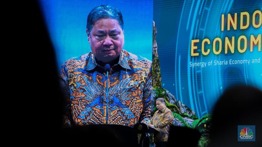 Menko Perekonomian, Airlangga Hartarto menyampaikan sambutan saat Opening Ceremony Indonesia Sharia Economic Festival (ISEF) di Jakarta Convention Center, Jakarta, Rabu (30/10/2024). (վ/Faisal Rahman)