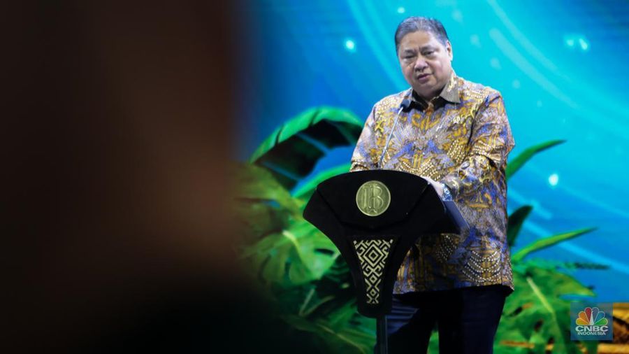 Menko Perekonomian, Airlangga Hartarto menyampaikan sambutan saat Opening Ceremony Indonesia Sharia Economic Festival (ISEF) di Jakarta Convention Center, Jakarta, Rabu (30/10/2024). (վ/Faisal Rahman)