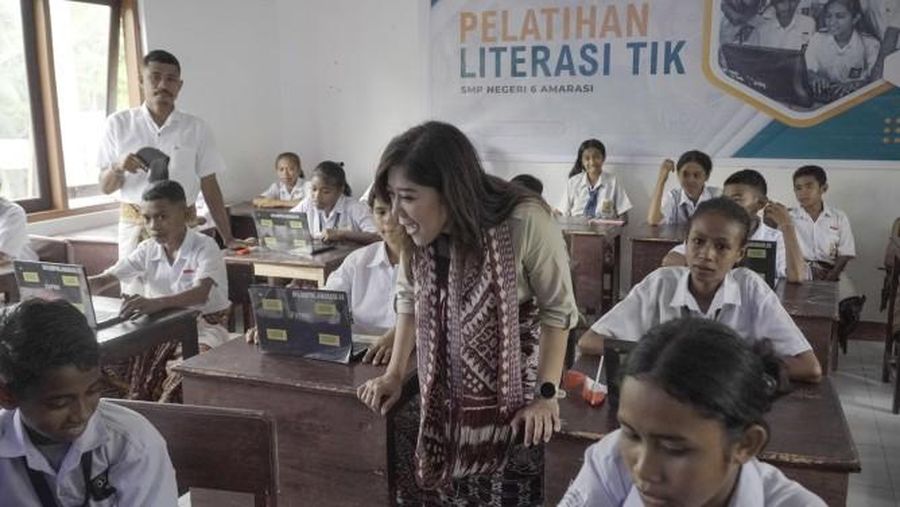 Menteri Komunikasi dan Digital Meutya Hafid melakukan kunjungan kerja perdana di Kabupaten Kupang, Provinsi Nusa Tenggara Timur setelah dilantik sebagai Menkomdigi pada Kabinet Merah Putih. (Dok: Kominfo)
