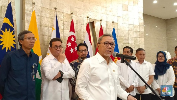 Menteri Koordinator Bidang Pangan, Zulkifli Hasan dalam Konferensi Pers di Kantor Kementerian Perdagangan, Jakarta, Rabu (30/10/2024). (CNBC Indonesia/Martyasari Rizky)