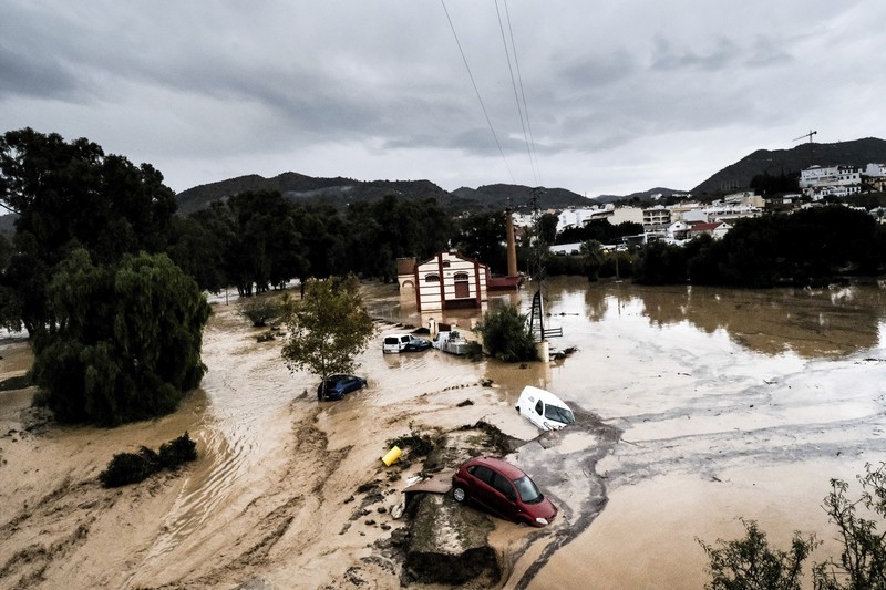 Mobil-mobil tersapu air, setelah banjir yang didahului oleh hujan lebat menyebabkan sungai meluap di kota Alora, Malaga, Spanyol, Selasa, 29 Oktober 2024. (AP Photo/Gregorio Marrero)
