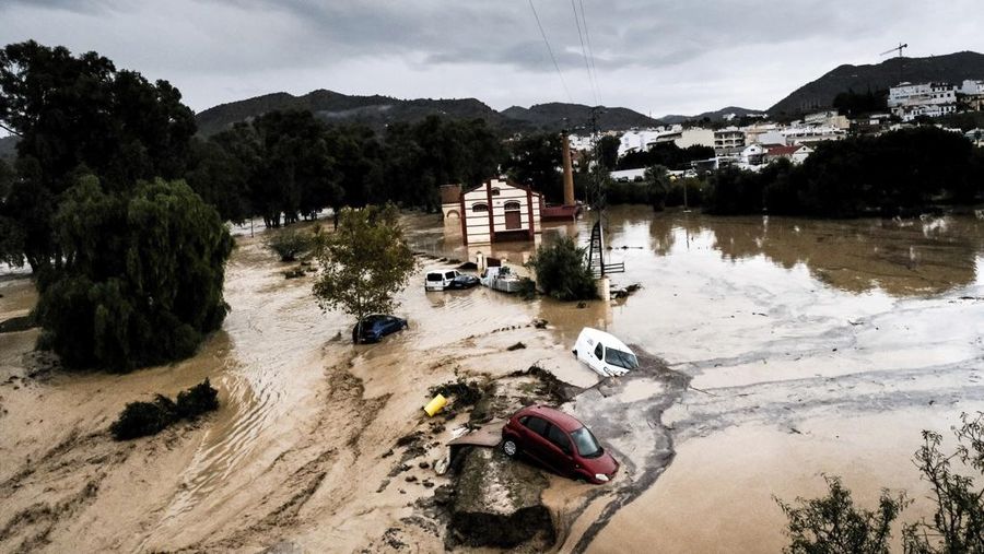 Mobil-mobil tersapu air, setelah banjir yang didahului oleh hujan lebat menyebabkan sungai meluap di kota Alora, Malaga, Spanyol, Selasa, 29 Oktober 2024. (AP Photo/Gregorio Marrero)