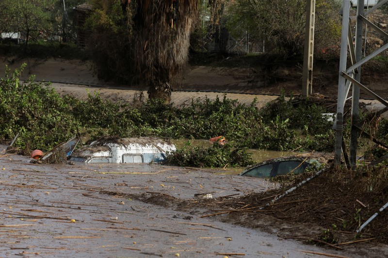 Mobil-mobil tersapu air, setelah banjir yang didahului oleh hujan lebat menyebabkan sungai meluap di kota Alora, Malaga, Spanyol, Selasa, 29 Oktober 2024. Mobil-mobil tersapu air, setelah banjir yang didahului oleh hujan lebat menyebabkan sungai meluap di kota Alora, Malaga, Spanyol, Selasa, 29 Oktober 2024. (AP Photo/Gregorio Marrero)