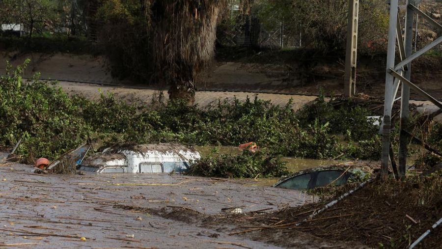 Mobil-mobil tersapu air, setelah banjir yang didahului oleh hujan lebat menyebabkan sungai meluap di kota Alora, Malaga, Spanyol, Selasa, 29 Oktober 2024. (AP Photo/Gregorio Marrero)