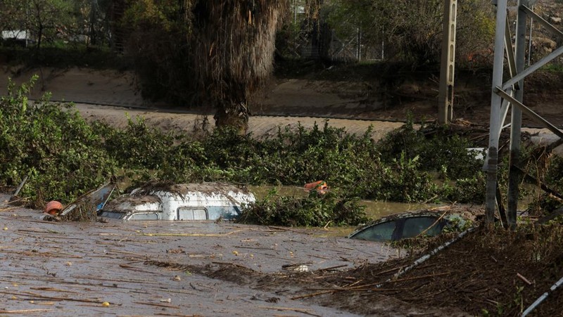 Mobil-mobil tersapu air, setelah banjir yang didahului oleh hujan lebat menyebabkan sungai meluap di kota Alora, Malaga, Spanyol, Selasa, 29 Oktober 2024. (AP Photo/Gregorio Marrero)