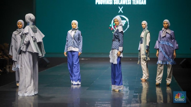 Model tampil mengenakan busana karya fesyen desainer dalam acara Indonesia International Modest Fashion Festival (IN2MF) di Jakarta Convention Center (JCC), Senayan, Jakarta, Rabu (30/10/2024). (CNBC Indonesia/Faisal Rahman)