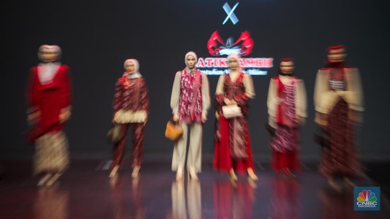 Model tampil mengenakan busana karya fesyen desainer dalam acara Indonesia International Modest Fashion Festival (IN2MF) di Jakarta Convention Center (JCC), Senayan, Jakarta, Rabu (30/10/2024). (CNBC Indonesia/Faisal Rahman)