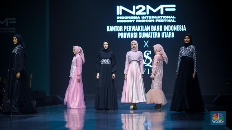 Model tampil mengenakan busana karya fesyen desainer dalam acara Indonesia International Modest Fashion Festival (IN2MF) di Jakarta Convention Center (JCC), Senayan, Jakarta, Rabu (30/10/2024). (CNBC Indonesia/Faisal Rahman)